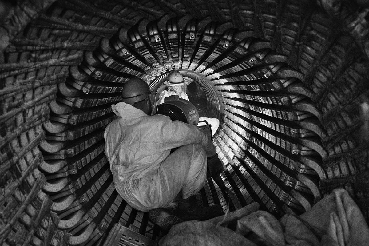 Workers inside a turbine of the Litoral Thermal Power Station