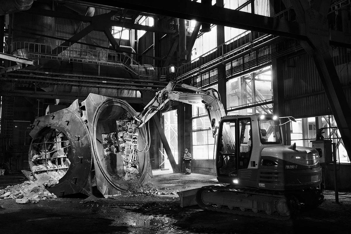 Heavy machinery in the dismantling of As Pontes