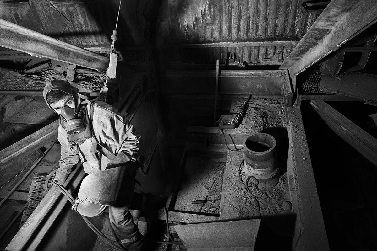 Worker performing cutting tasks in Compostilla