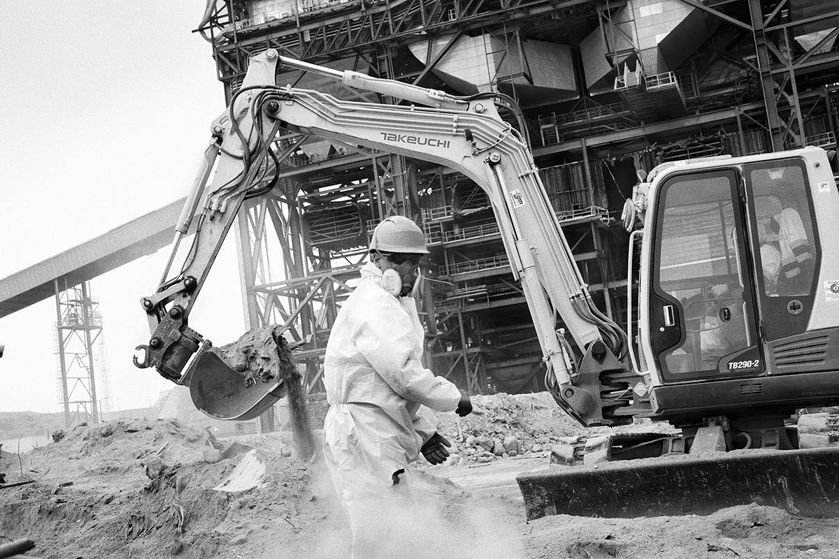 Worker with an excavator in Litoral