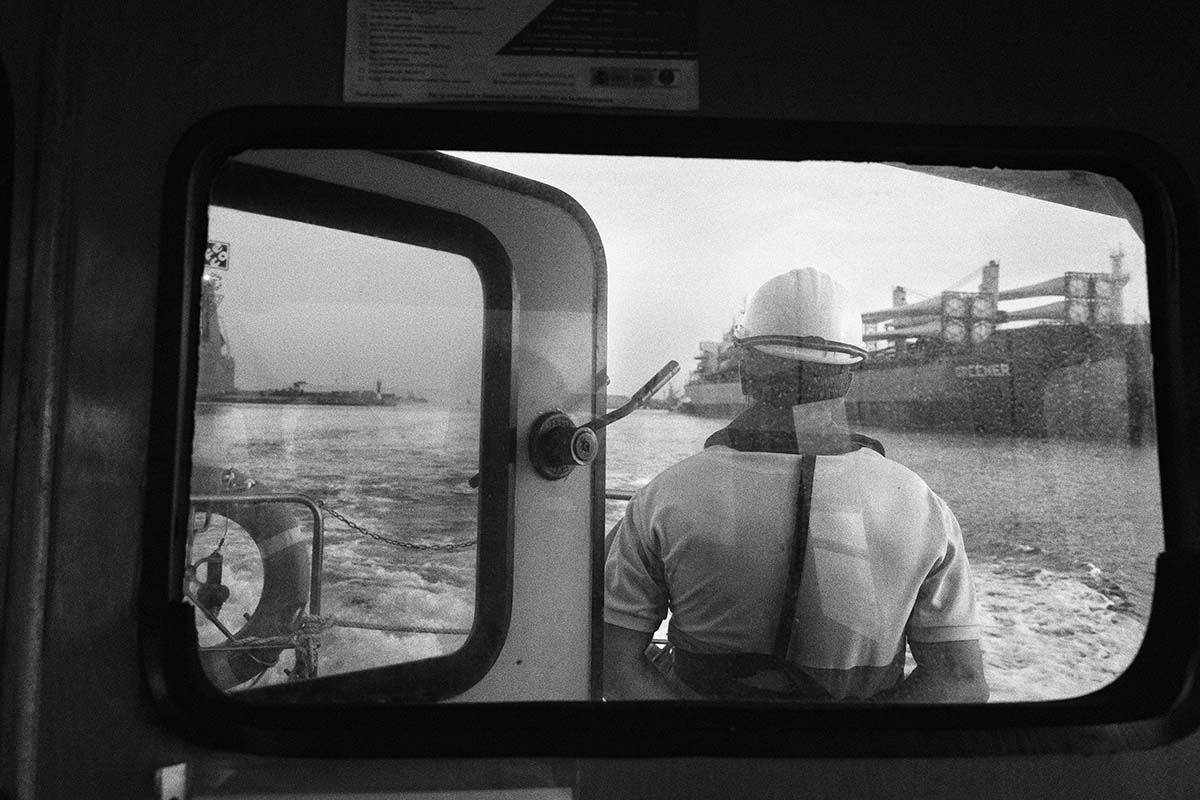 Worker overseeing a ship at the Port of Castellón