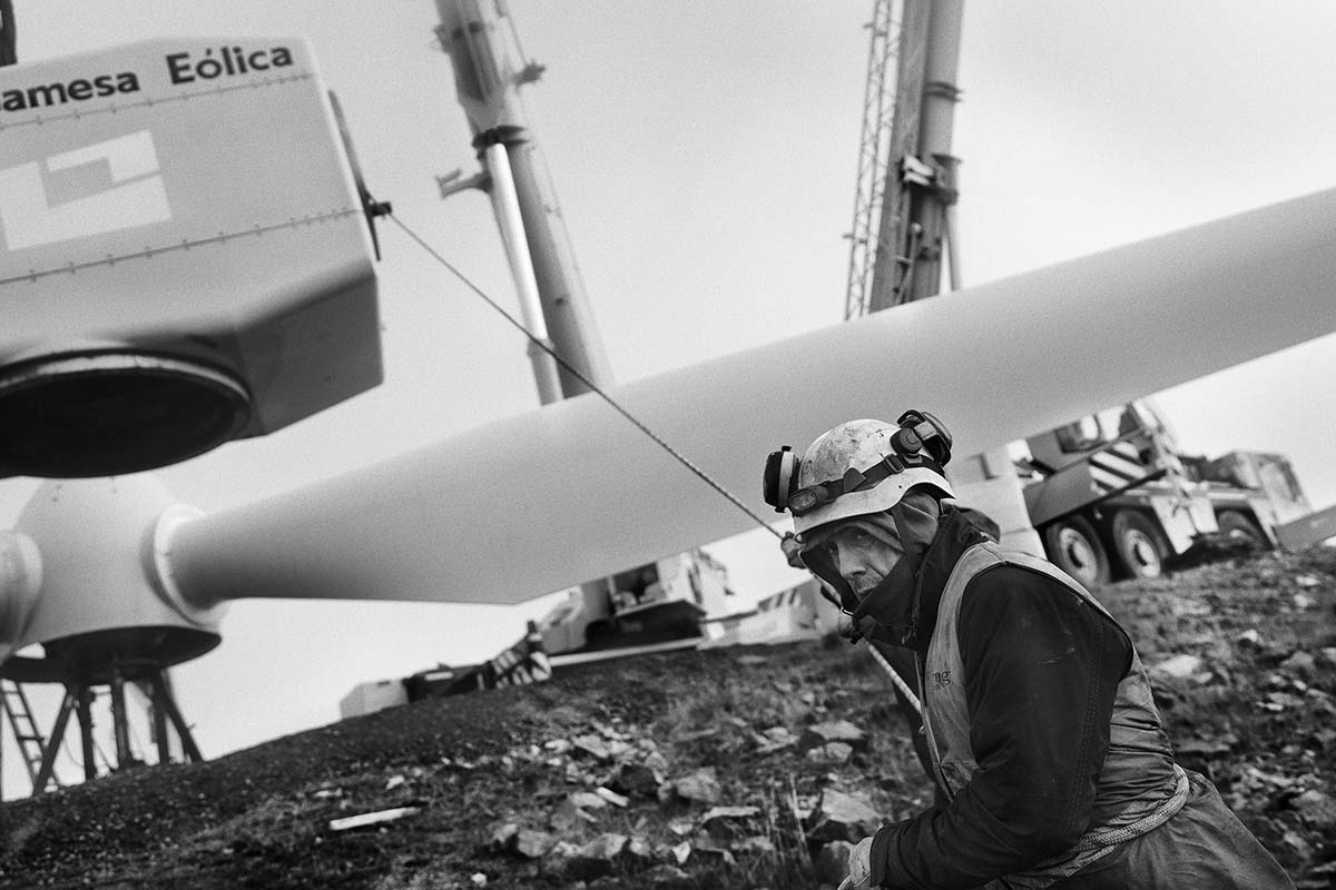 Worker guiding a wind-turbine rotor