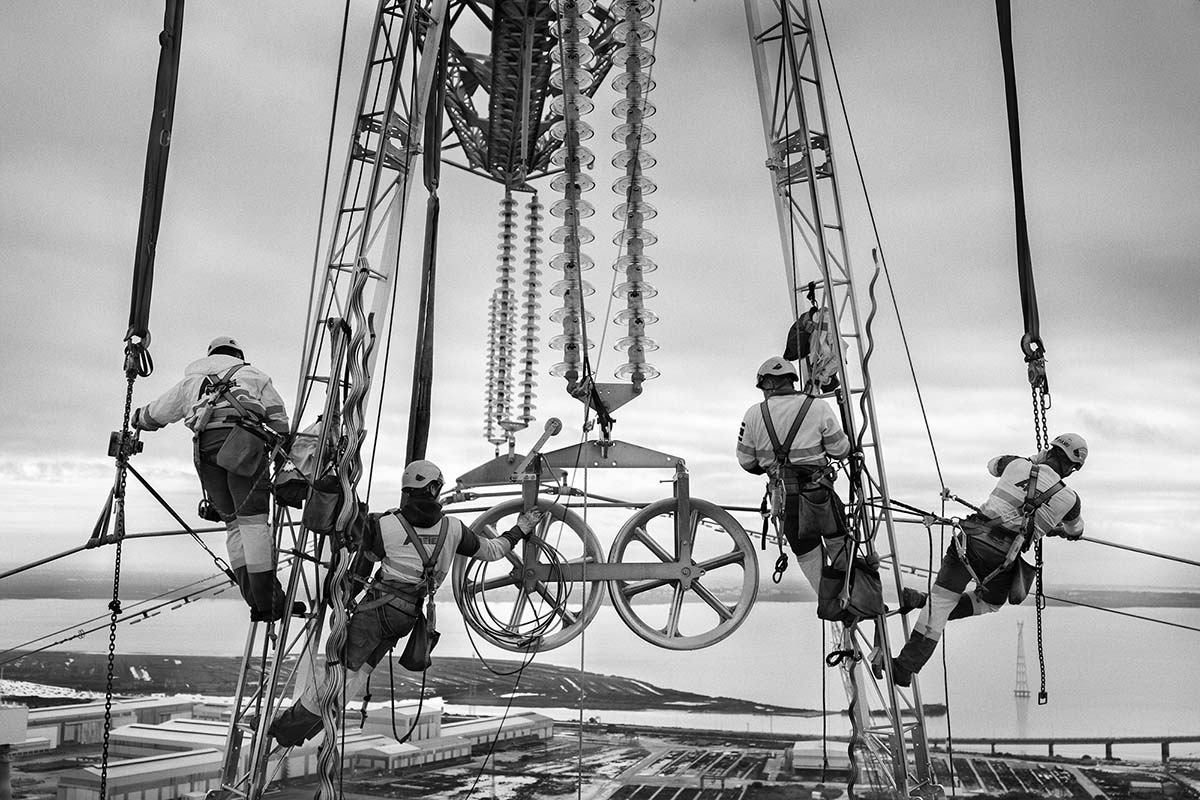 Technicians on a high-voltage tower in Cádiz