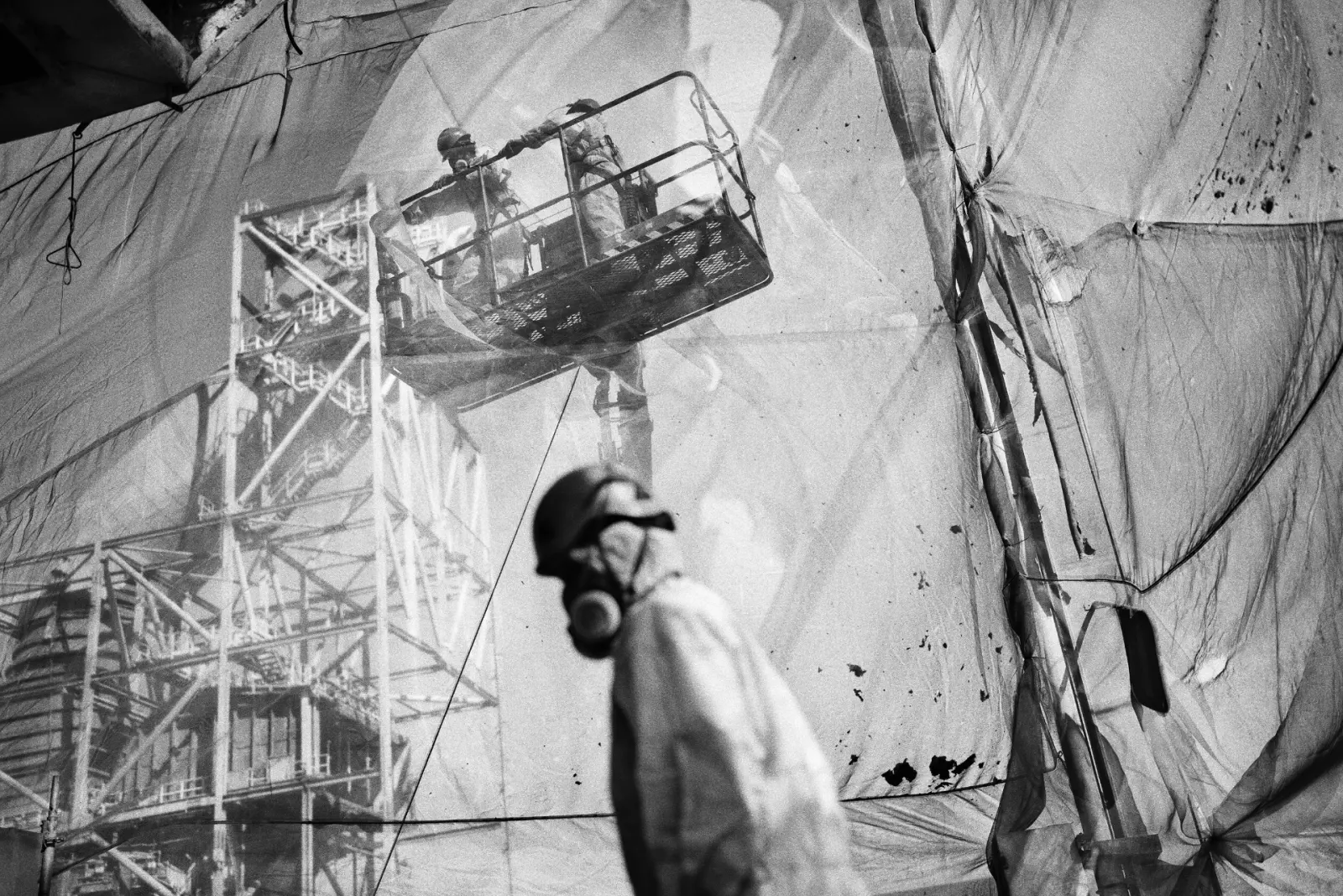 Dismantling operations inside a safety enclosure at Litoral