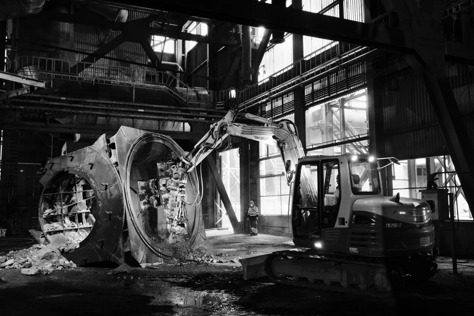 Heavy machinery during the dismantling of the As Pontes plant