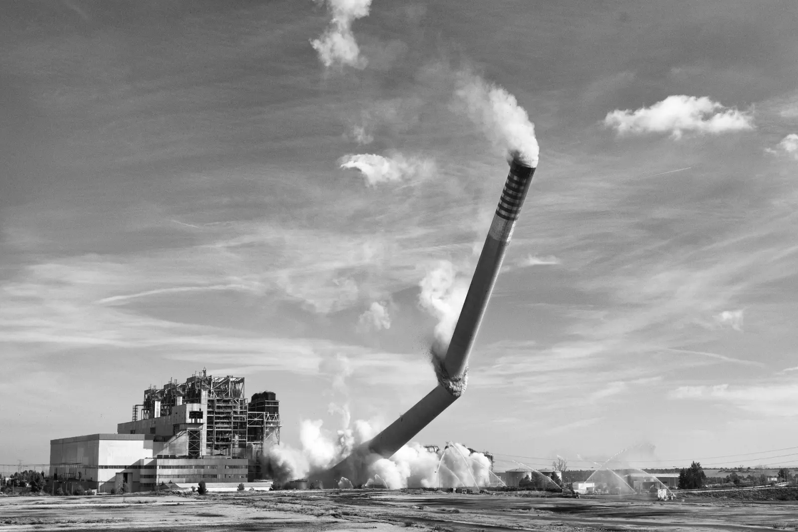 Sequence of the demolition of the Andorra Thermal Power Station chimney