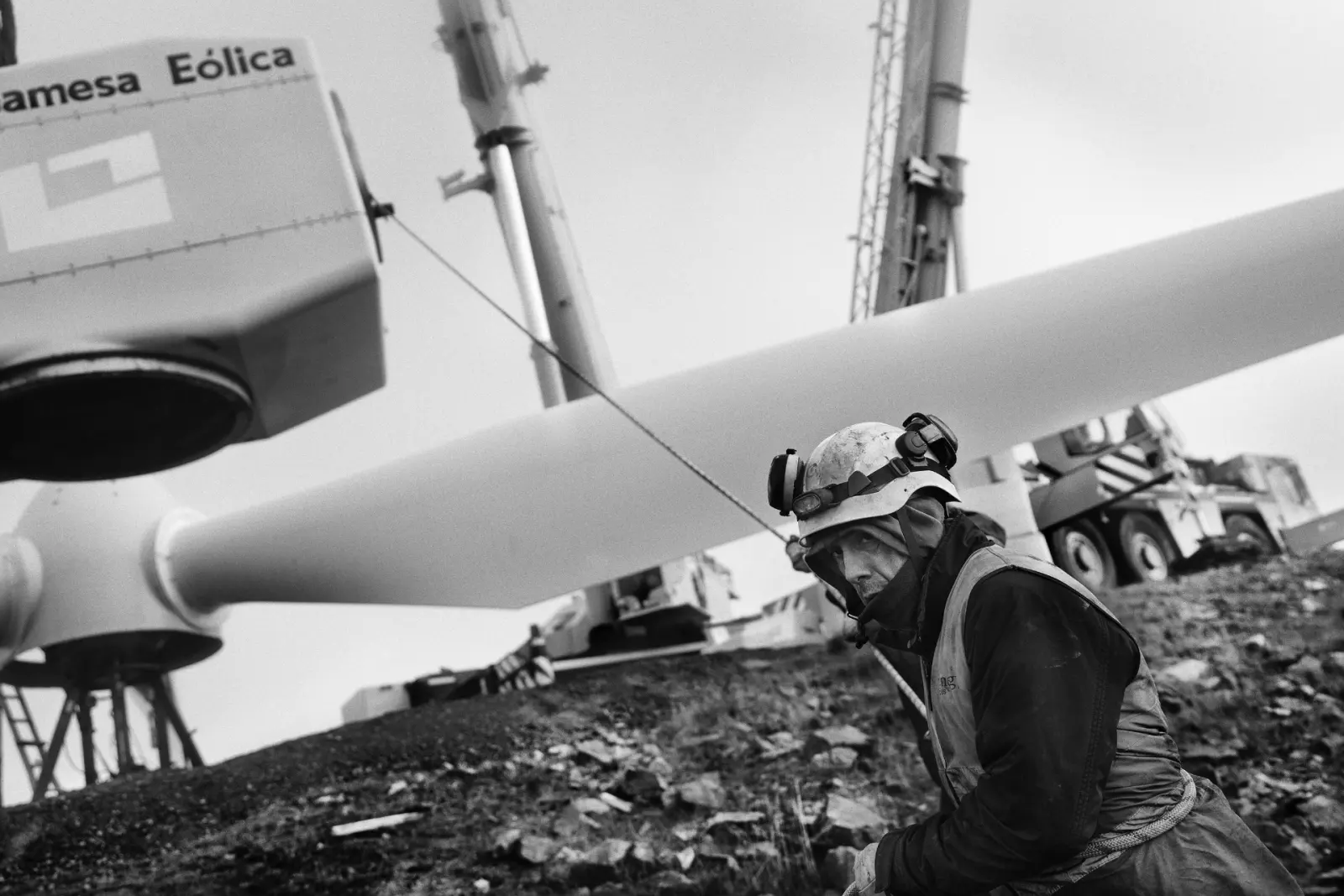 Worker guiding the rotor of a wind turbine during its assembly in Aldeavieja